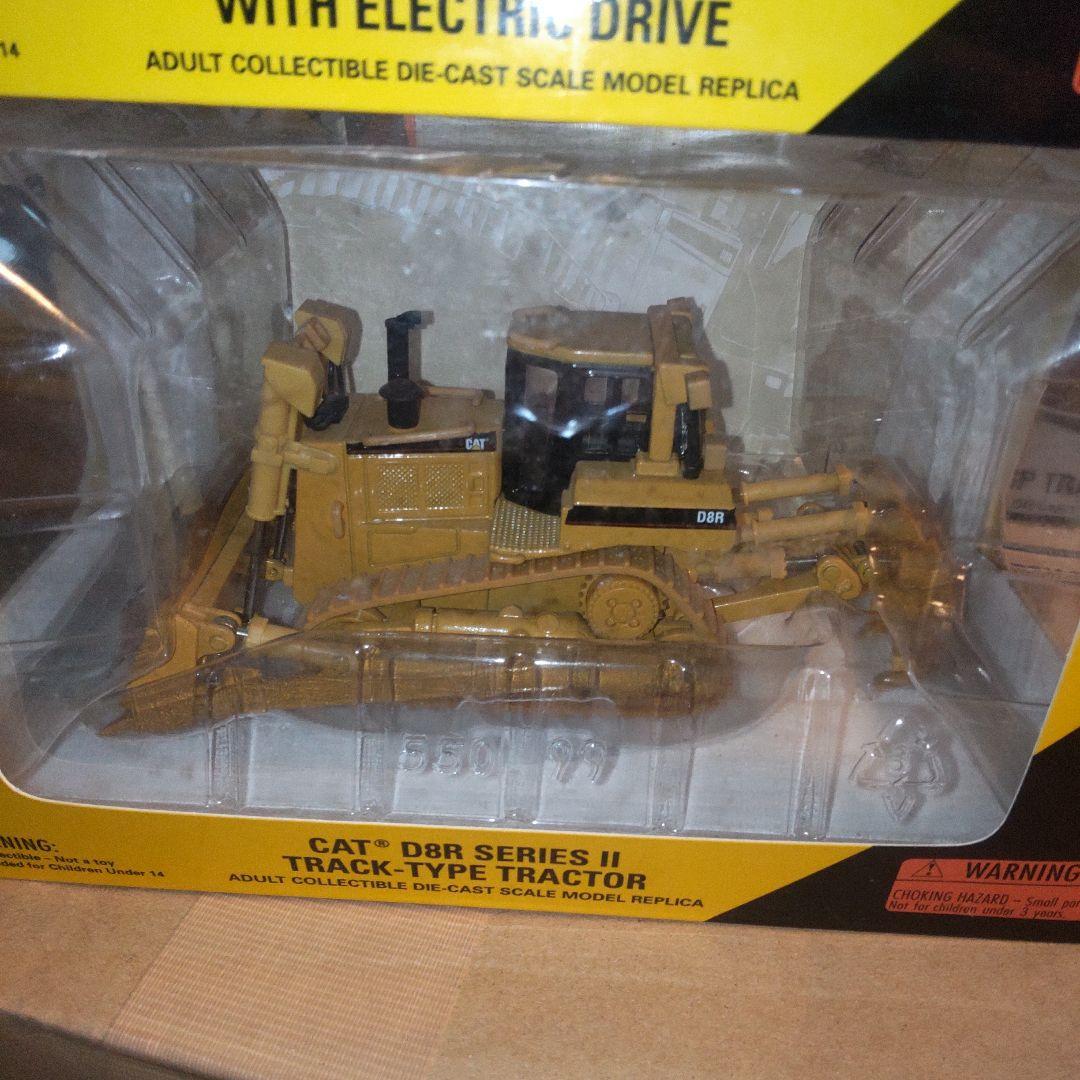 CAT D10T トラック型トラクター 1:50スケール