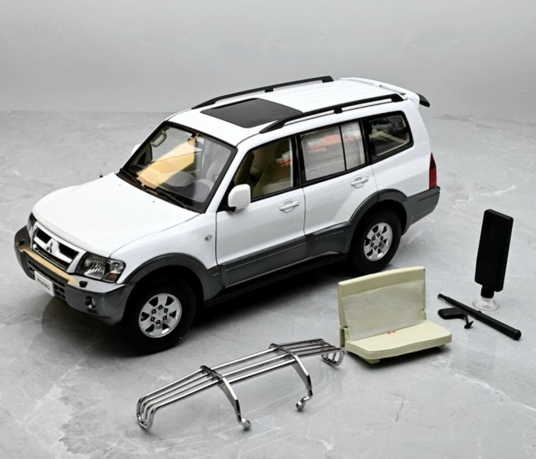 203-011 YC MODEL 1/18 三菱 パジェロ ホワイト