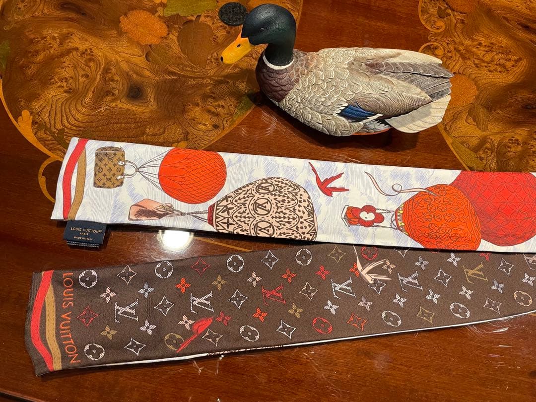 LOUIS VUITTON バンドー・アップアンドアウェイ　カラー:ルージュ