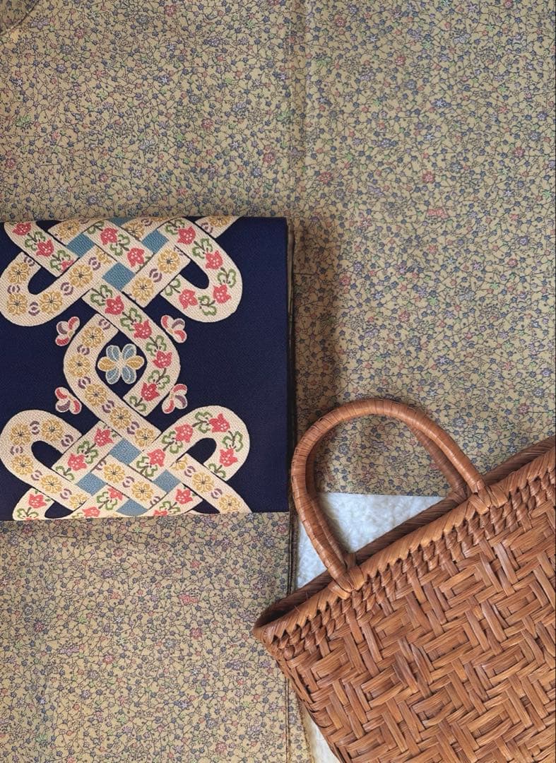 作家物　美品　小花が可愛い　型染め　小紋　正絹