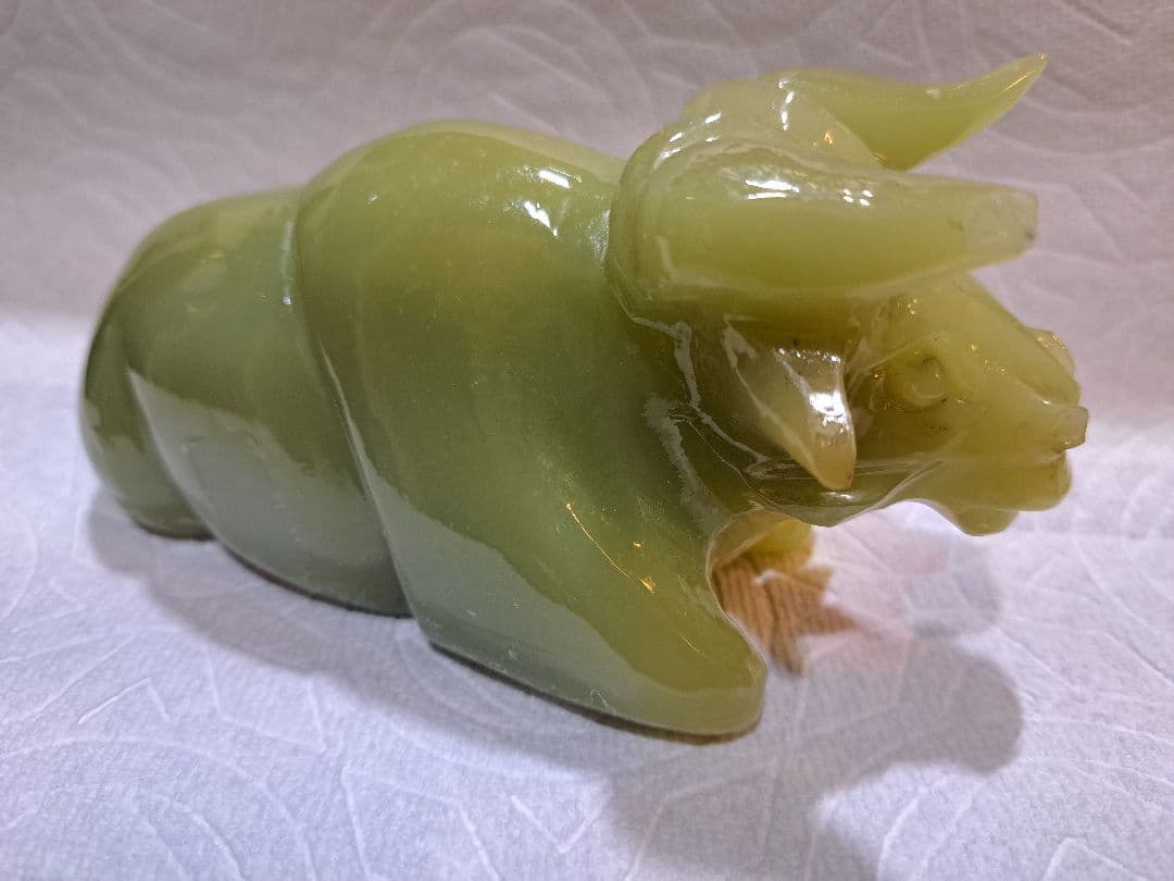翡翠 牛の彫刻 約10cm