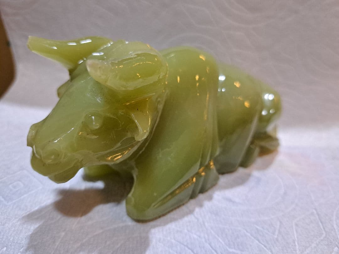 翡翠 牛の彫刻 約10cm