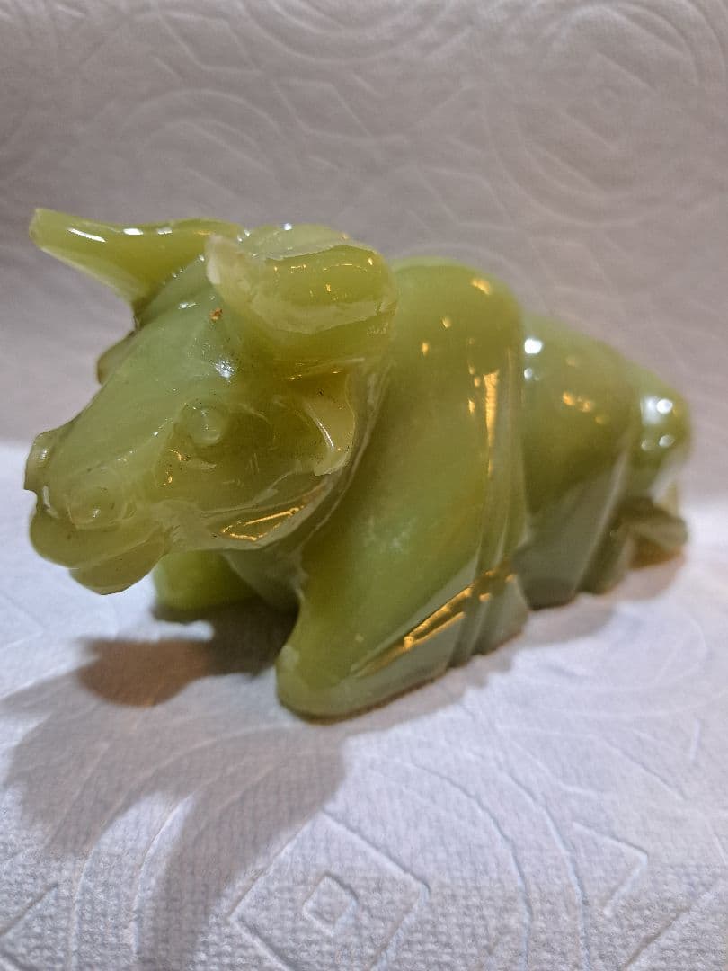 翡翠 牛の彫刻 約10cm
