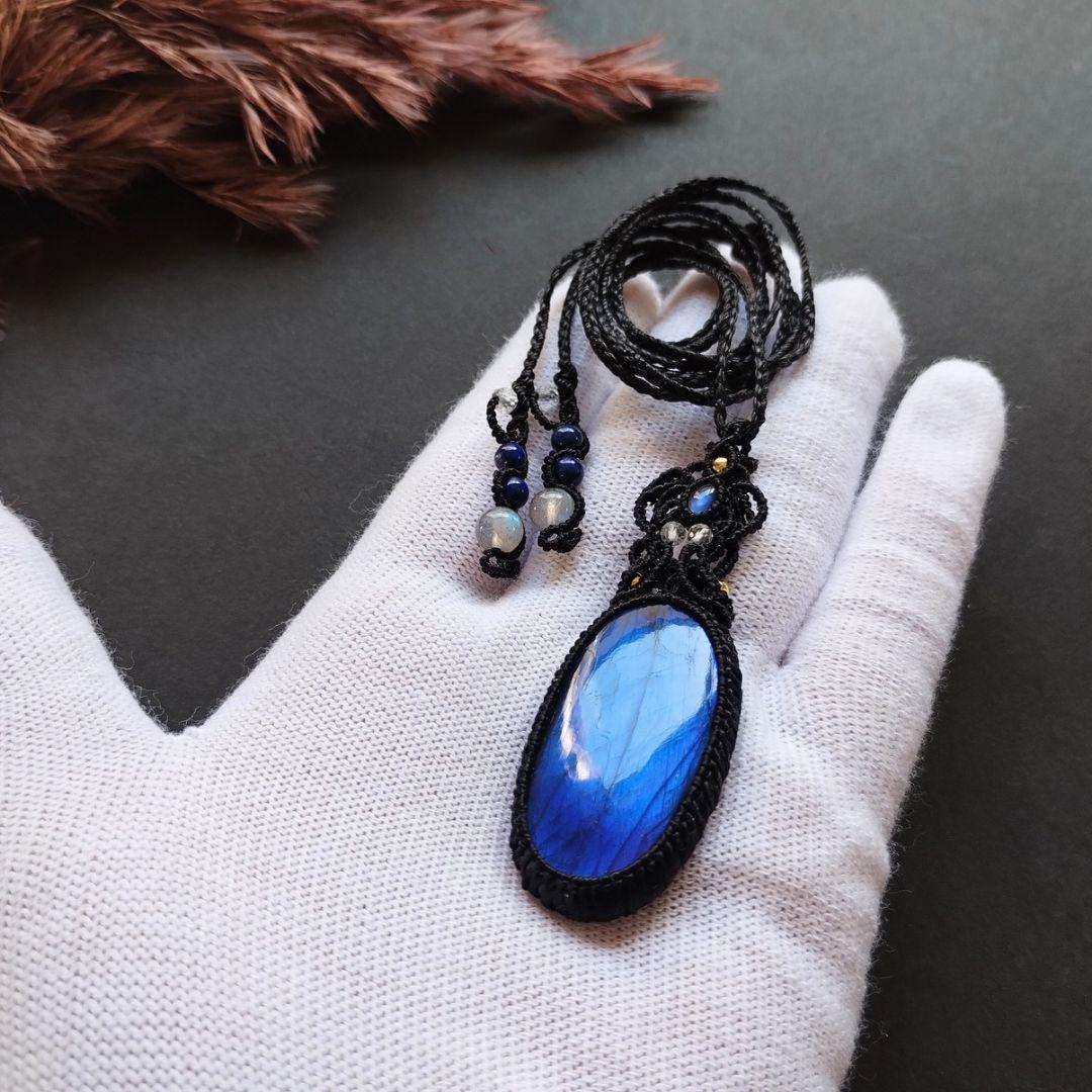 ラブラドライト＆ブルームーンストーンのマクラメ編みネックレス　ペンダント　天然石