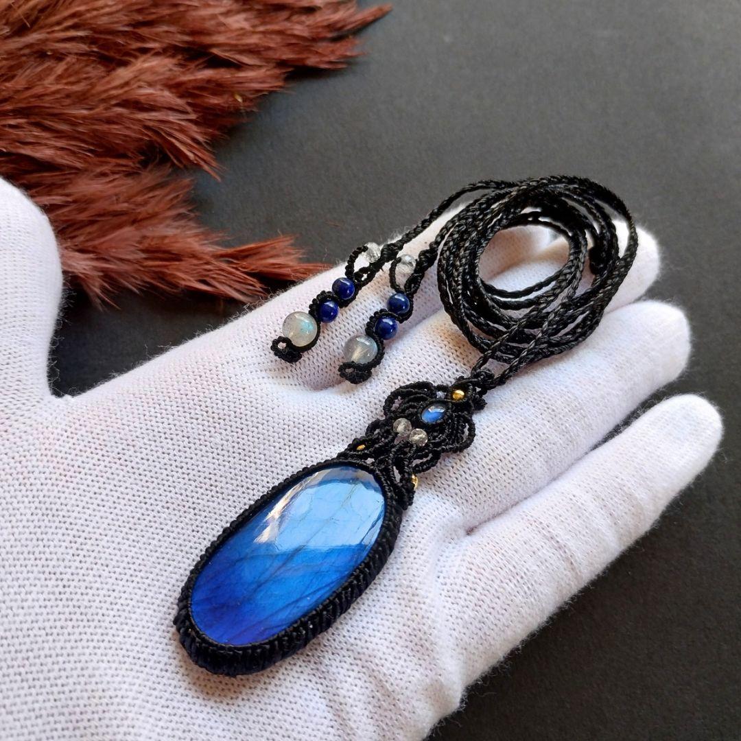 ラブラドライト＆ブルームーンストーンのマクラメ編みネックレス　ペンダント　天然石