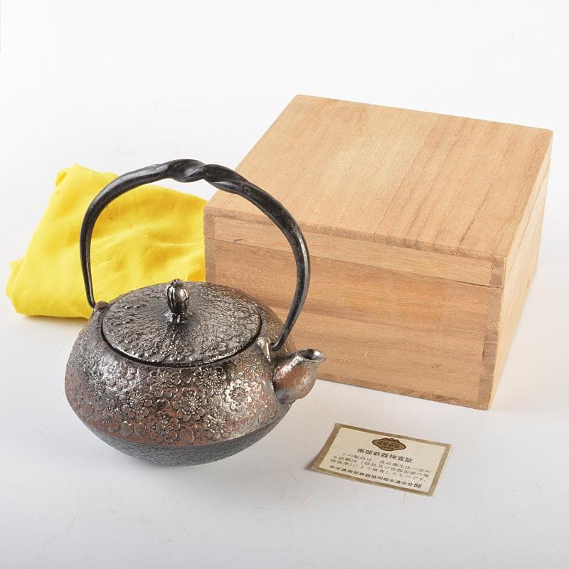 南部鉄器 　照光堂 造　桜文　砂鉄急須　共箱　D　R6745