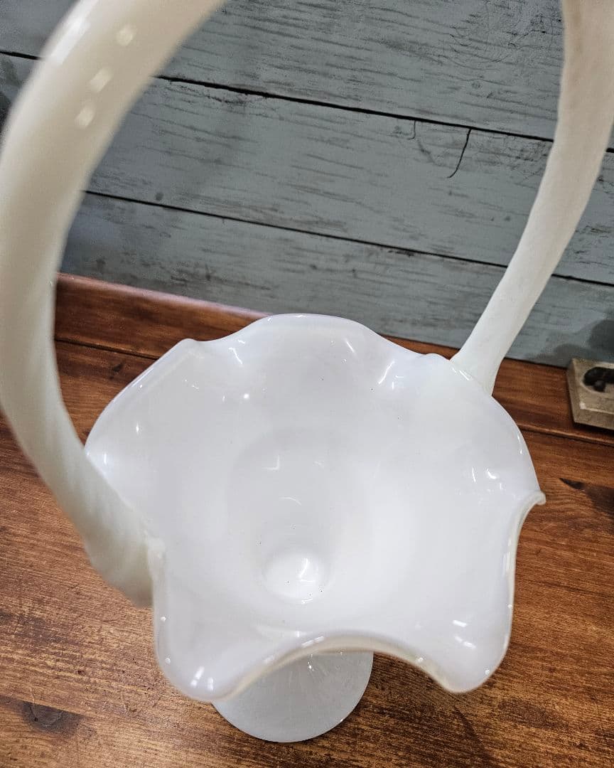 フランスアンティーク オパリンガラスの花瓶 フリル ツイストハンドル バスケット