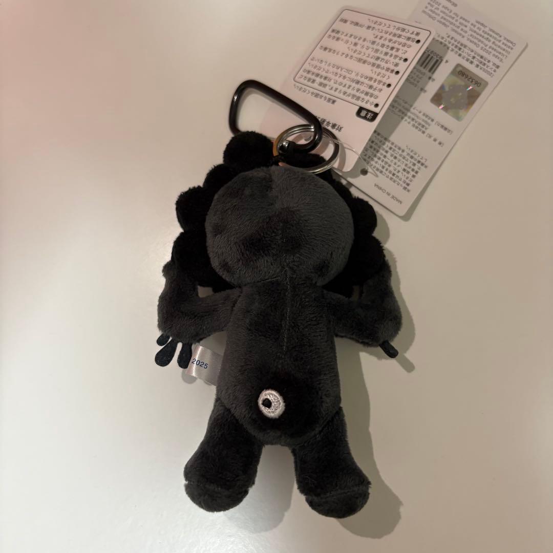 【新品未使用タグ付き】黒ミャクミャク　立ち　キーホルダー　カラビナ付き