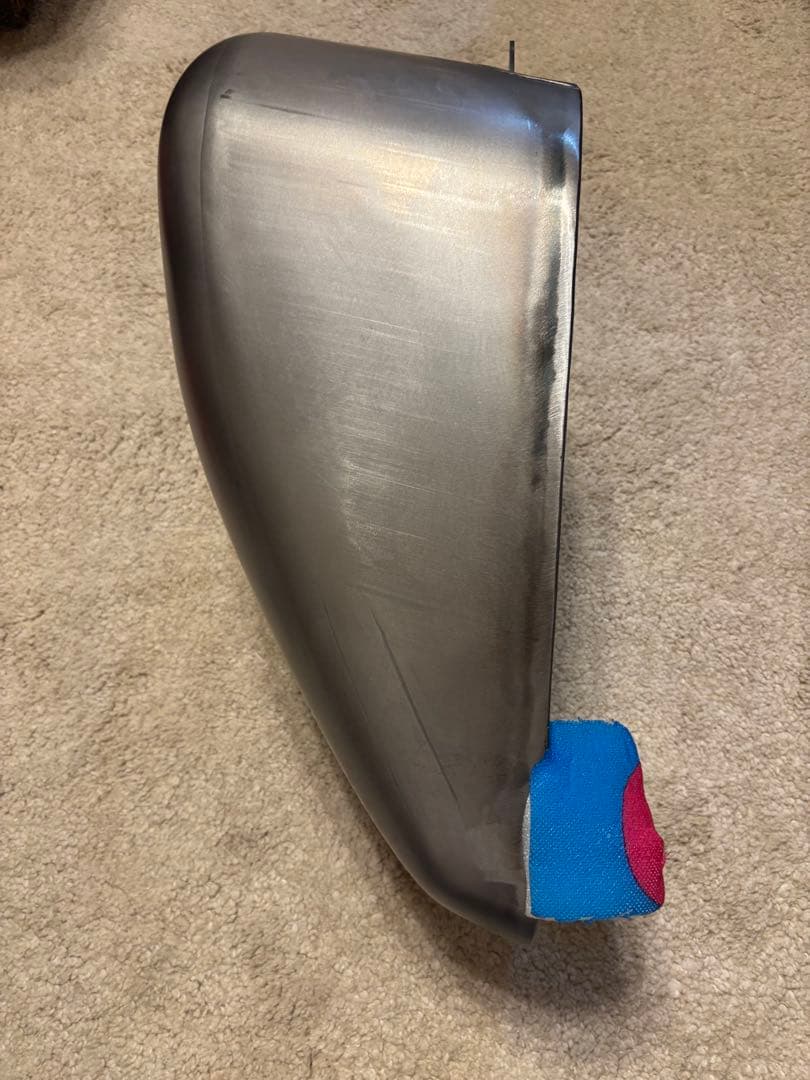 メタリックグレー 燃料タンク ボルト取り付け