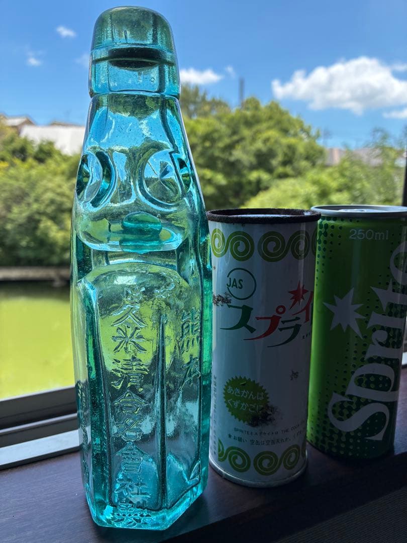 昭和レトロ　戦前エンボスラムネ瓶　おまけ付き　　　　レトロ缶ジュース　スプライト