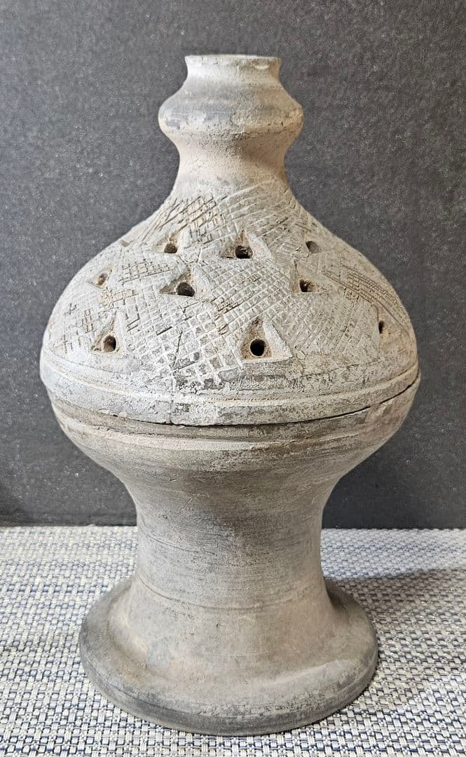 朝鮮半島古陶磁器　新羅土器　三角透かし造幾何学文様蓋付　香炉　祭器　古代陶磁器