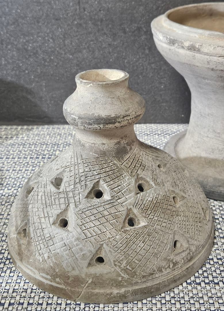 朝鮮半島古陶磁器　新羅土器　三角透かし造幾何学文様蓋付　香炉　祭器　古代陶磁器