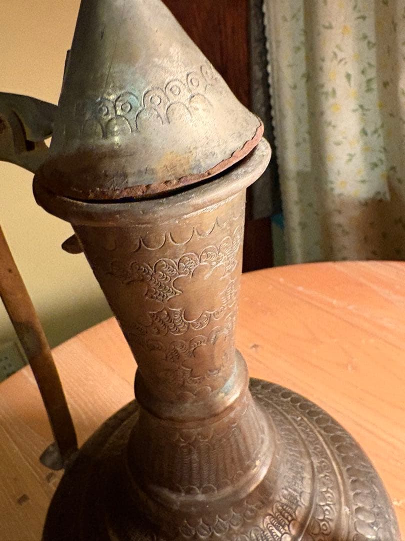 アンティーク 金属製 水差し、中近東？持ち手は、しっかりしています。