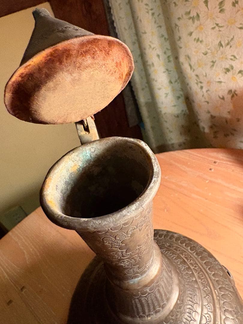 アンティーク 金属製 水差し、中近東？持ち手は、しっかりしています。