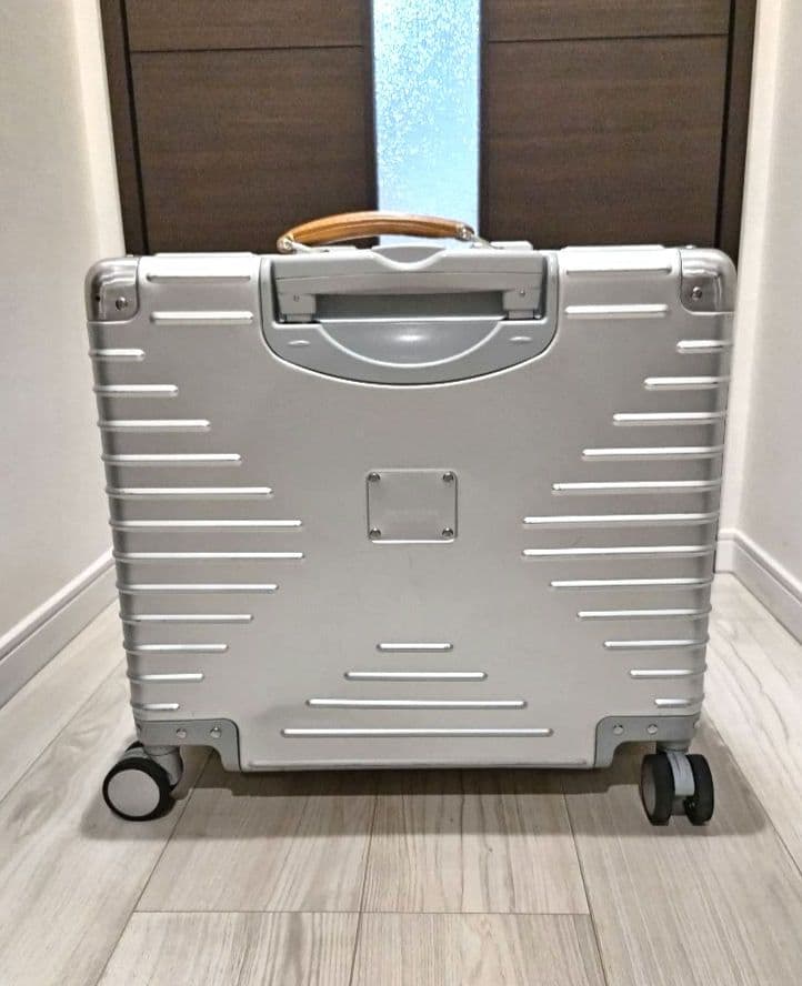 イノベーター キャリーケース　アルミ　シルバー　42L　TSA