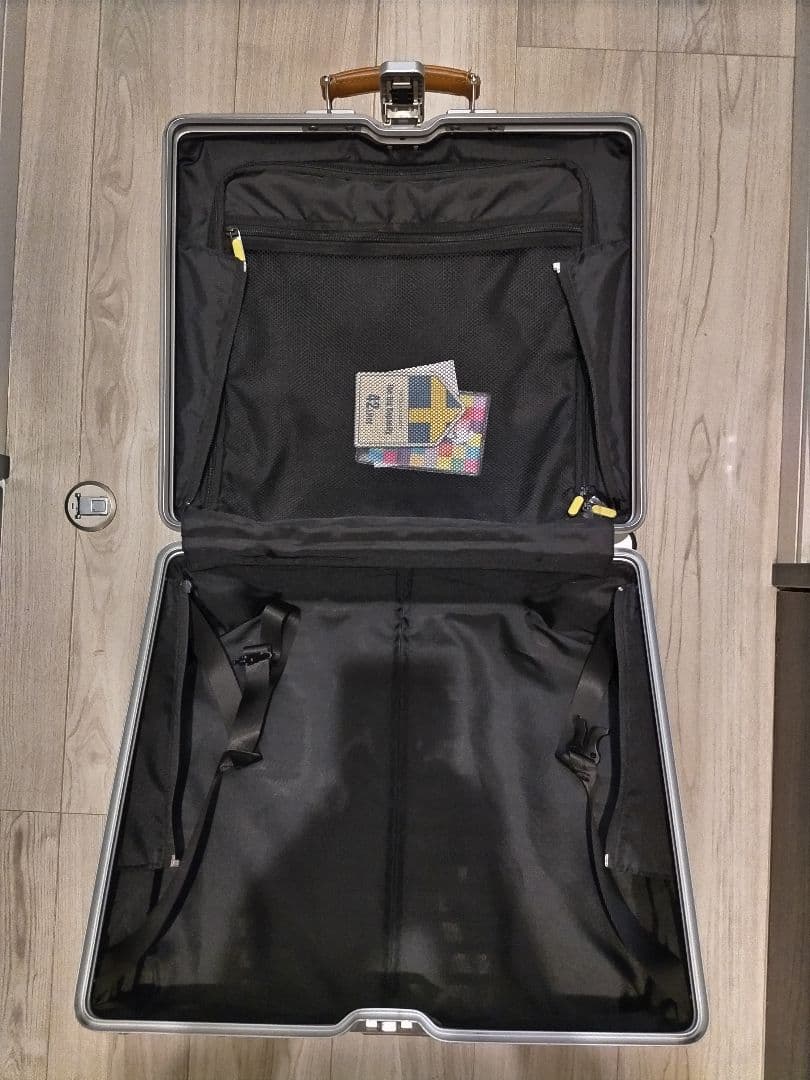 イノベーター キャリーケース　アルミ　シルバー　42L　TSA