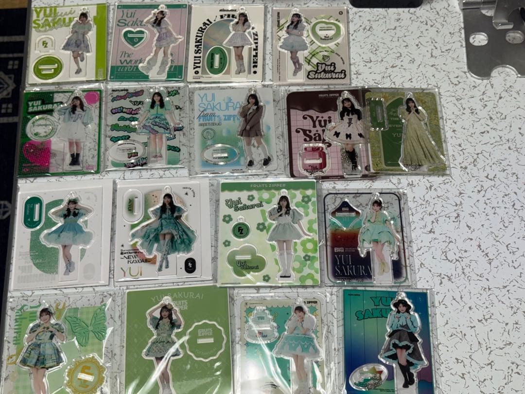 FRUITSZIPPER、櫻井優衣アクスタ、サイン入りグッズトレカなどまとめ