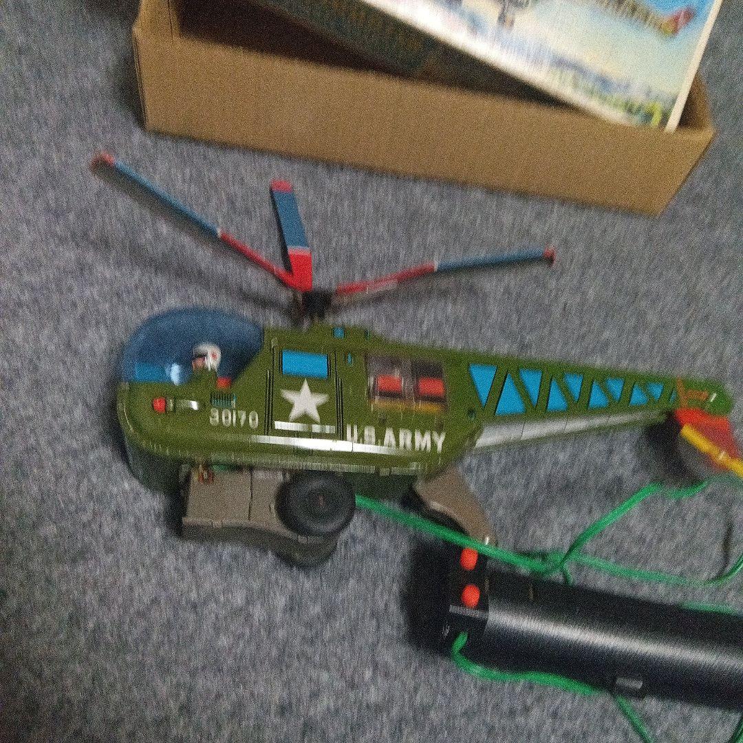 ブリキの戦闘ヘリコプター