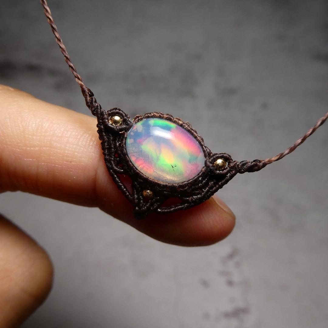 虹色オパールのマクラメネックレス