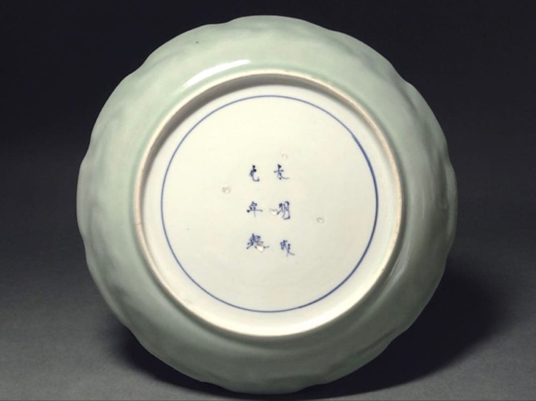 江戸時代 古伊万里 青磁色絵雲鶴見込松竹梅文輪花皿 大明成化年製銘 直径27㎝