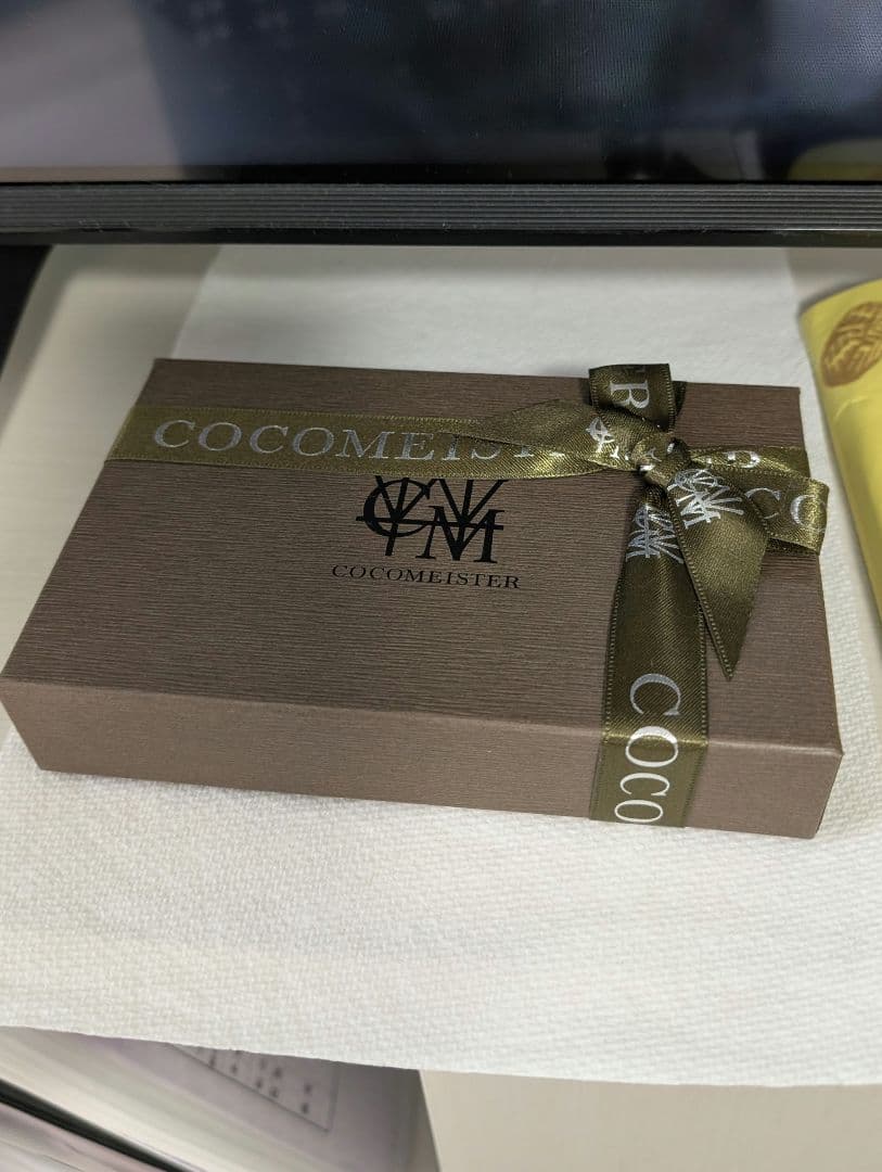 財布とギフトボックス