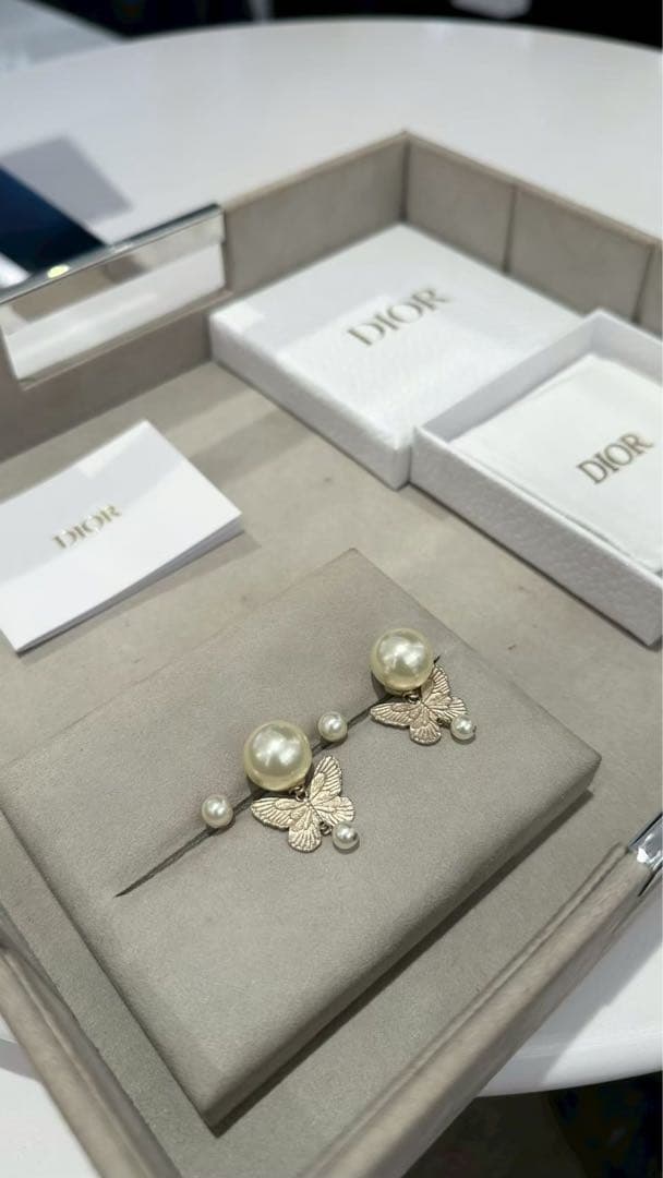 Dior バタフライモチーフ ピアス