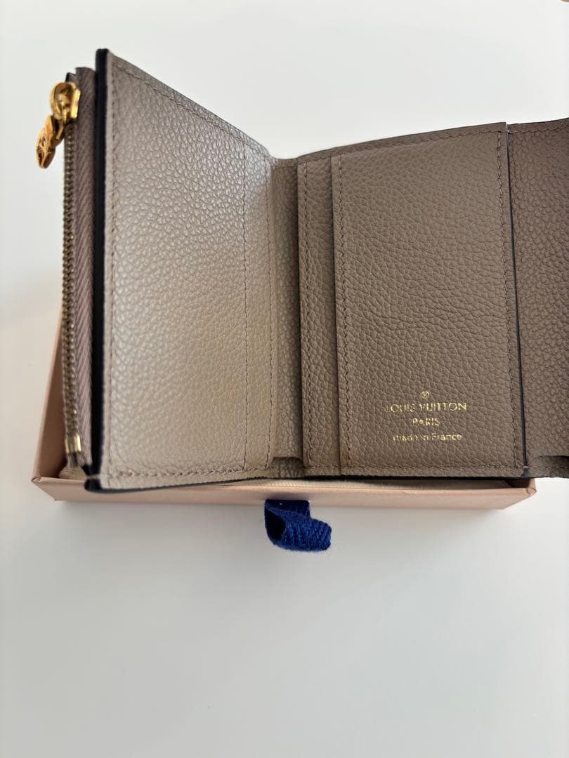 LOUIS VUITTON 三つ折り財布 ポルトフォイユ・ゾエ グレージュ