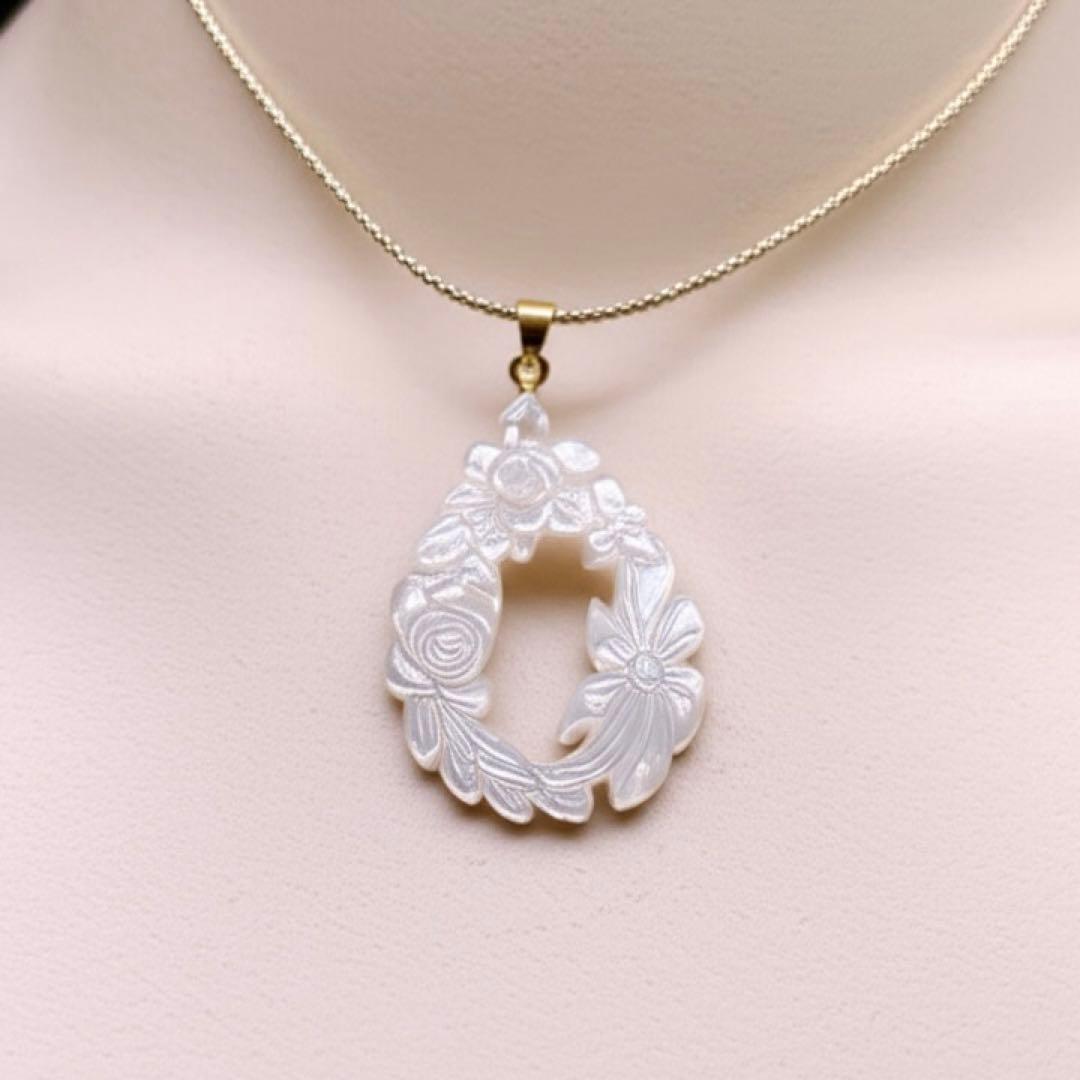 【Noel】高品質ホワイトシェル彫刻の大粒ネックレストップ