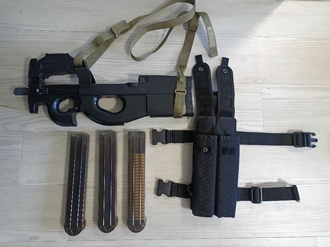 P90 TR 電動ガン スリング、マガジン3本、ホルダー、バッテリー充電器付き