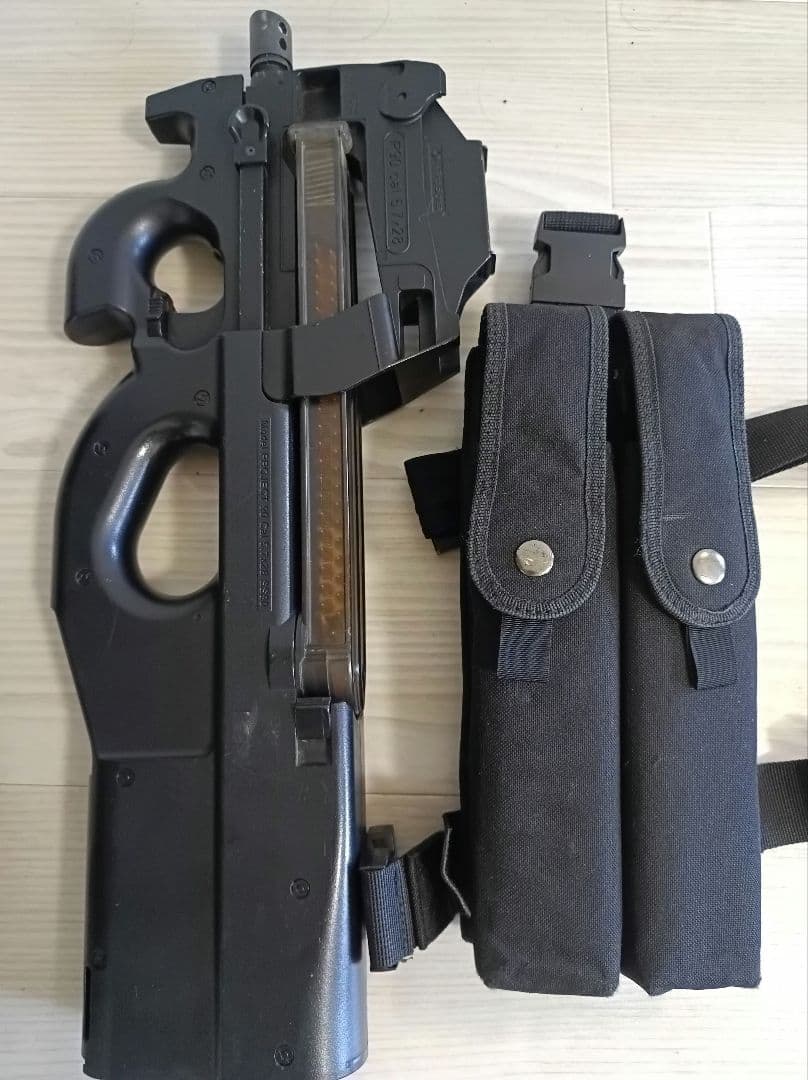 P90 TR 電動ガン スリング、マガジン3本、ホルダー、バッテリー充電器付き