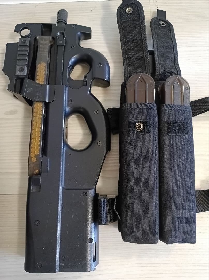 P90 TR 電動ガン スリング、マガジン3本、ホルダー、バッテリー充電器付き