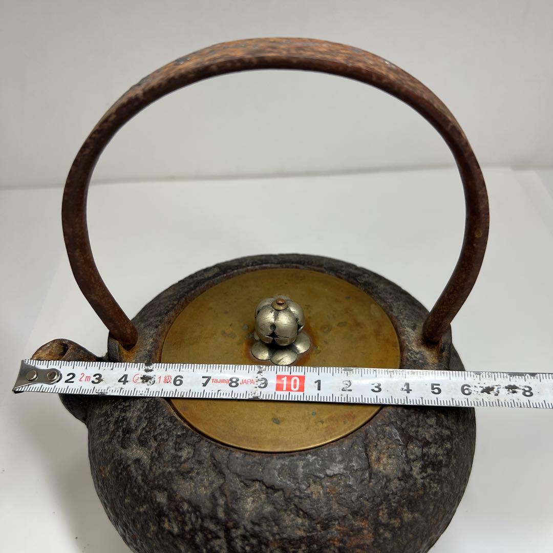 平安泰山堂作 注ぎ口下に「泰山堂造」持ち手金銀象嵌 鉄瓶 1475g トサコサ