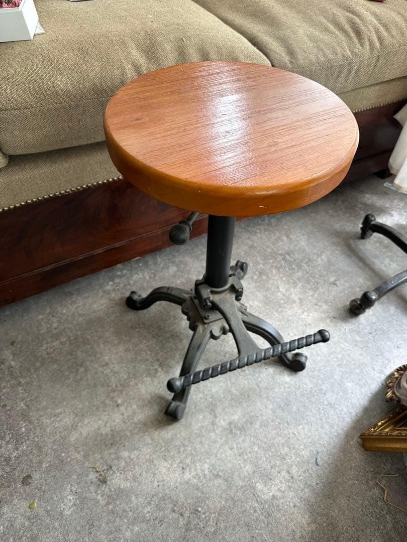 イス　高さ調整可能な木製スツール