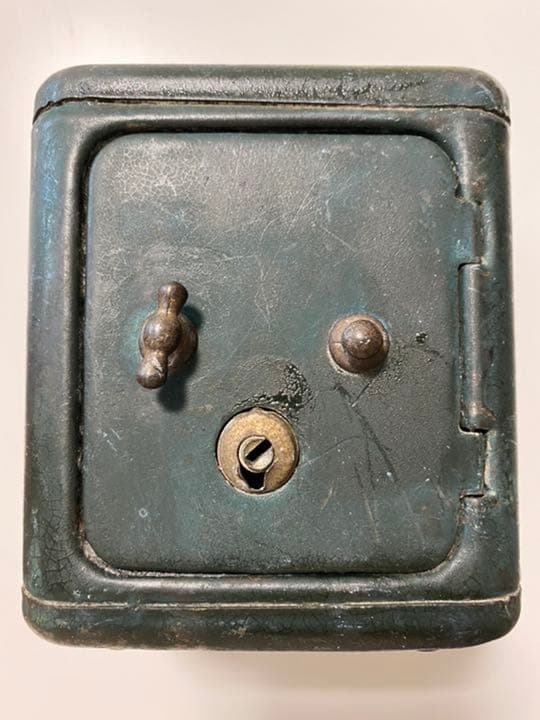 入手困難品！戦前のブリキの金庫の貯金箱