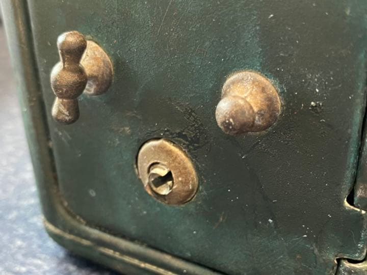 入手困難品！戦前のブリキの金庫の貯金箱