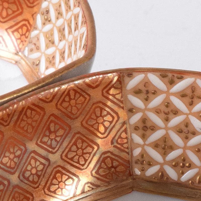 九谷焼　九谷錦盛堂　赤絵金彩　人物文　一對　青粒　花文　酒盃3客　V　R8183