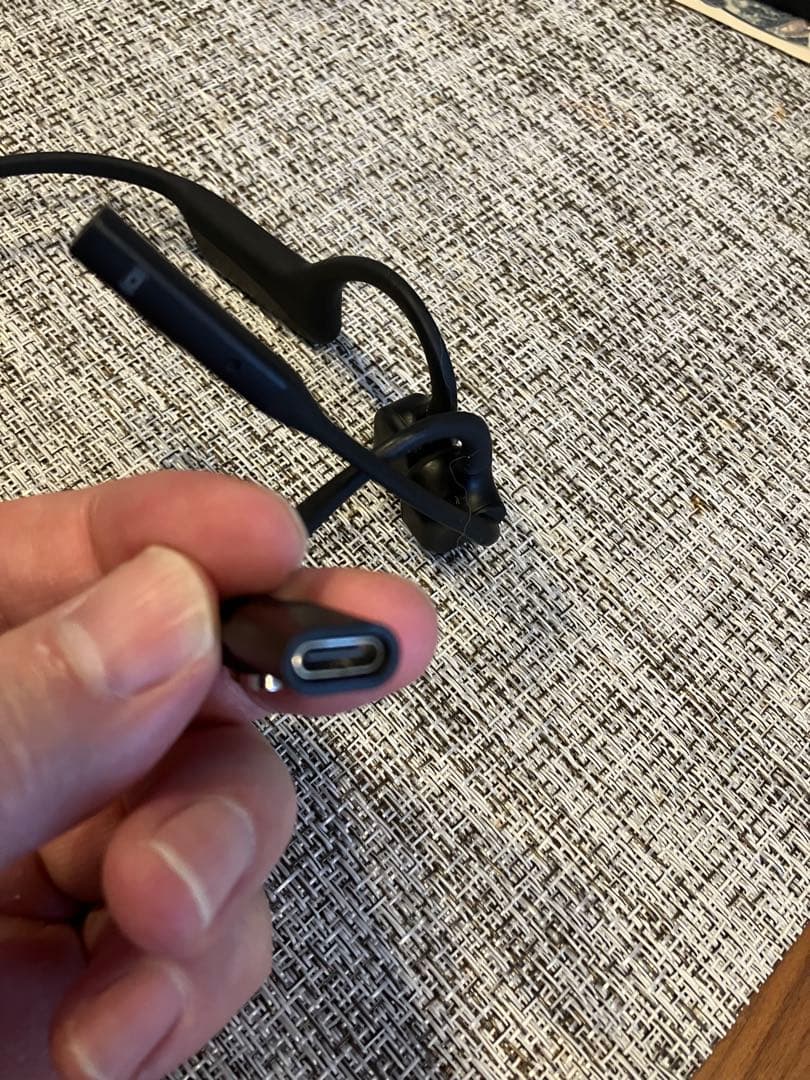 SHOKZ 骨伝導イヤホンビジネス　 本体と充電コネクト付き