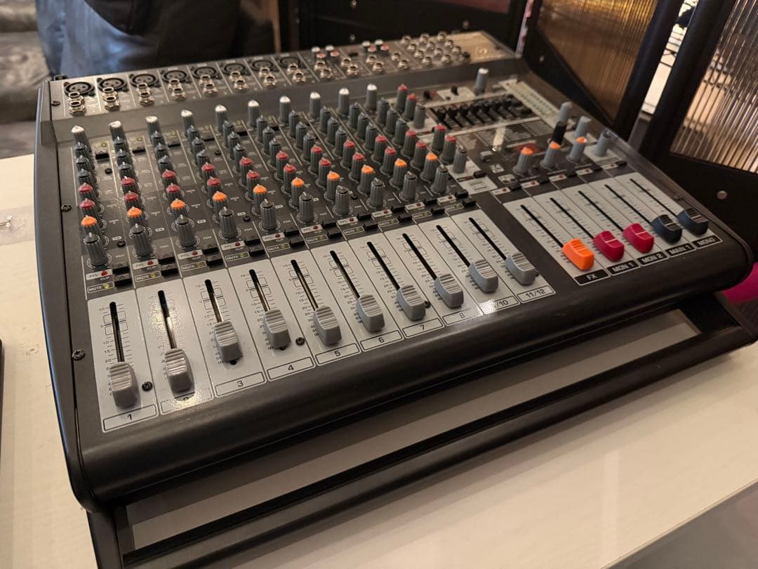 Behringer EUROPOWER PMP4000 パワードミキサー