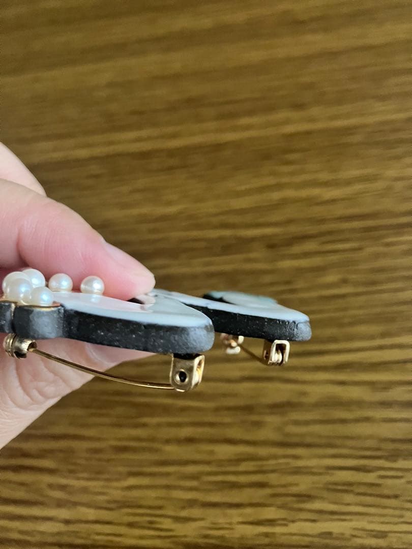 陶器ブローチ　パール付き