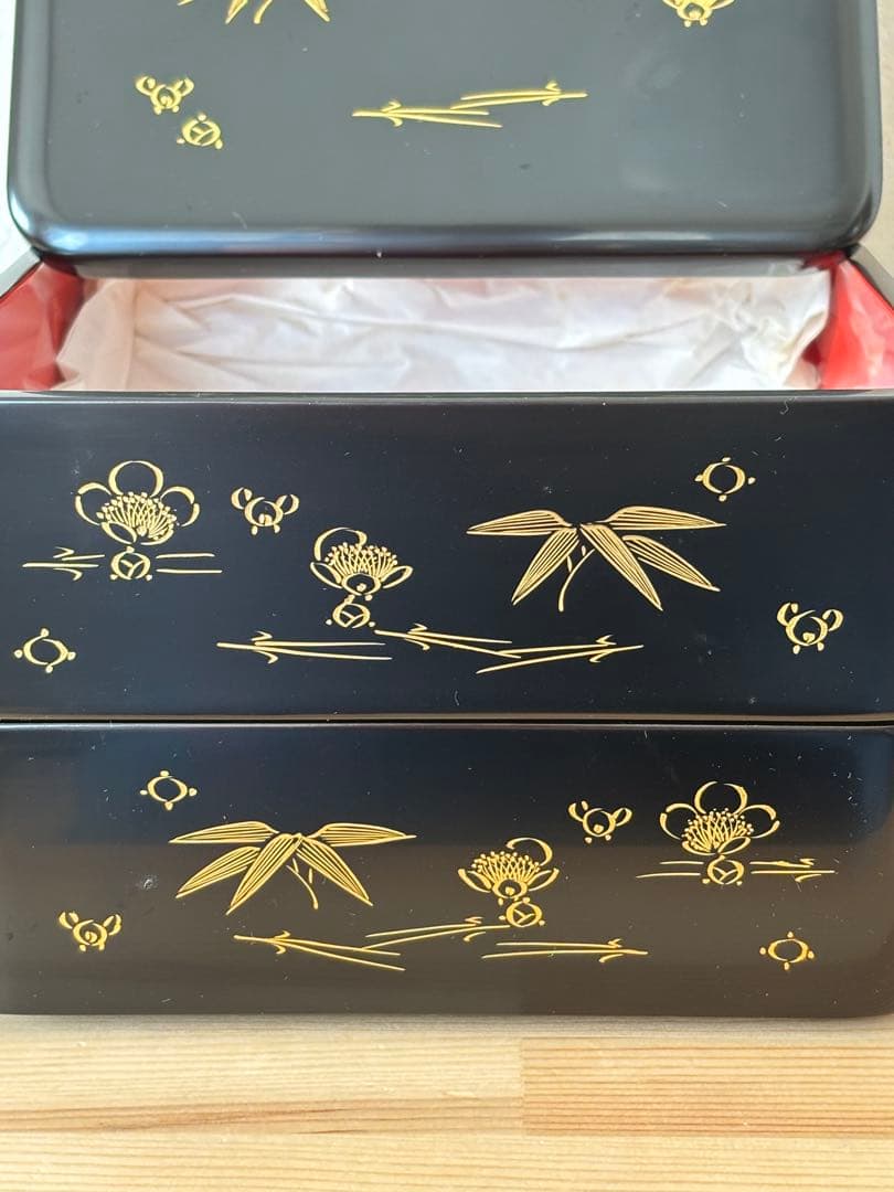 輪島塗　黒地金色竹・梅模様　二段重箱