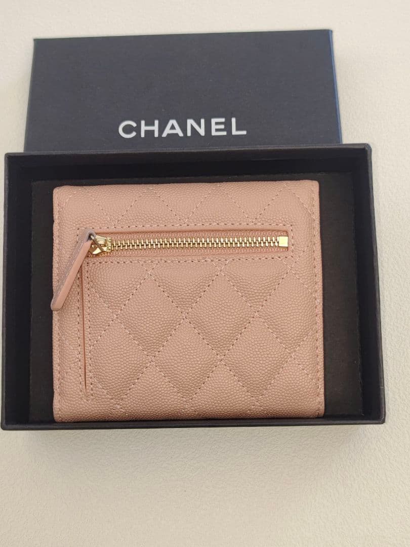 ちぇた ピンクのレザー製、キルティングデザインの三つ折り財布