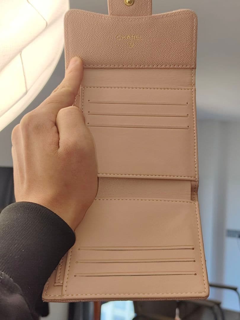 ちぇた ピンクのレザー製、キルティングデザインの三つ折り財布