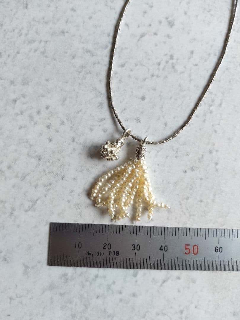 極小淡水パールタッセルチャーム付、カレンシルバーロングネックレス　ベビーパール
