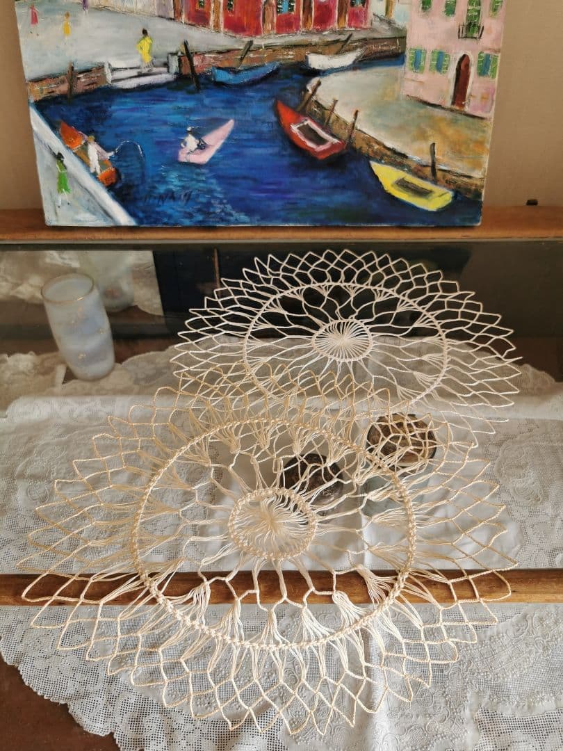 アンティークイタリア 花火風の糸線状レース ほんのり濃いバターアイボリードイリー