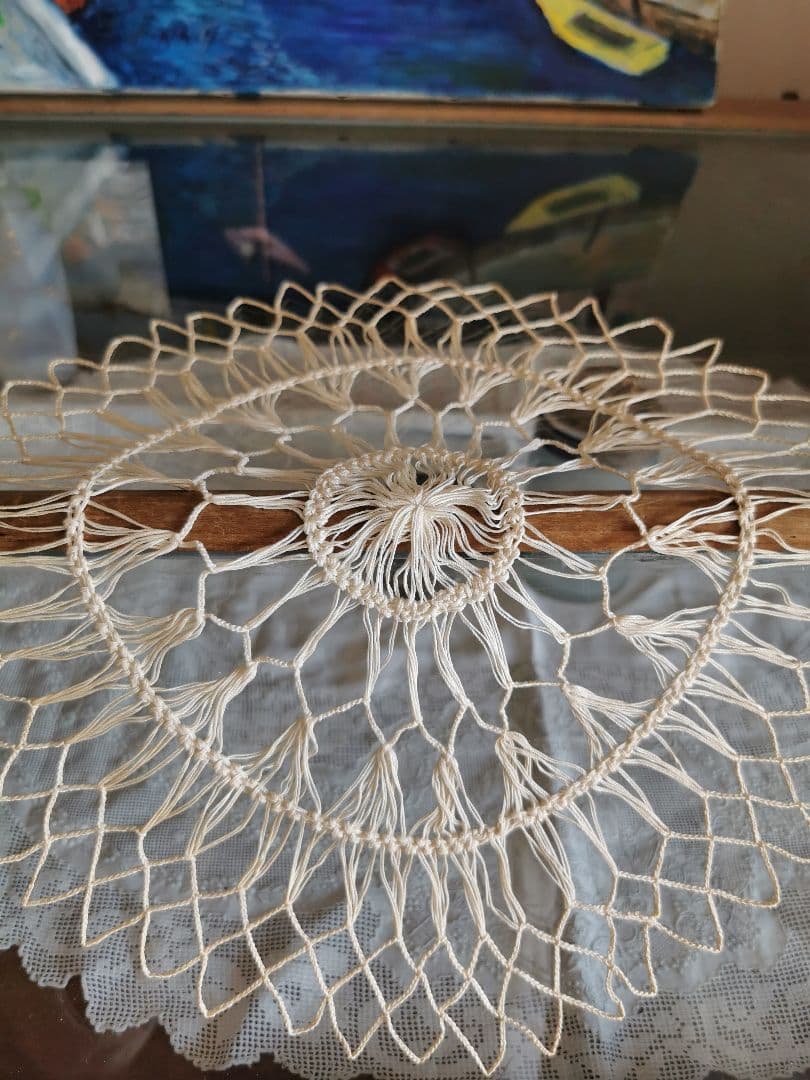 アンティークイタリア 花火風の糸線状レース ほんのり濃いバターアイボリードイリー