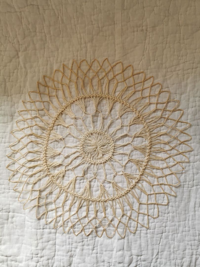 アンティークイタリア 花火風の糸線状レース ほんのり濃いバターアイボリードイリー