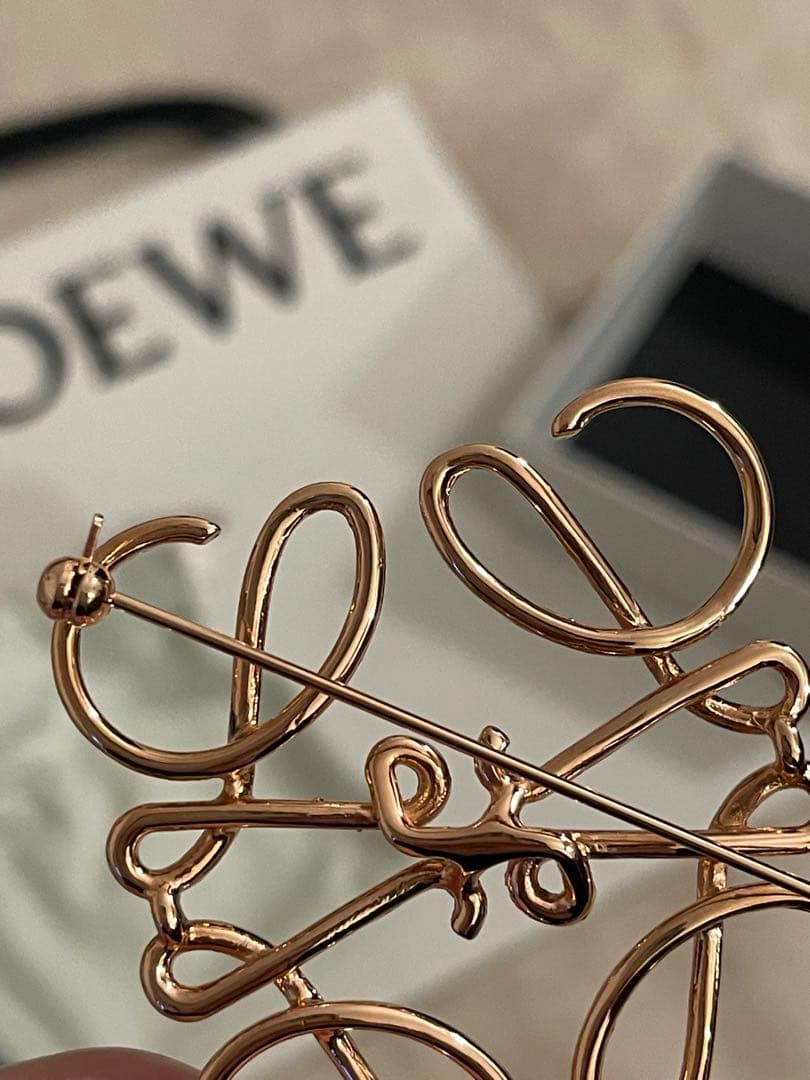 ロエベLOEWEアナグラムブローチピンクゴールド新品に近い美品
