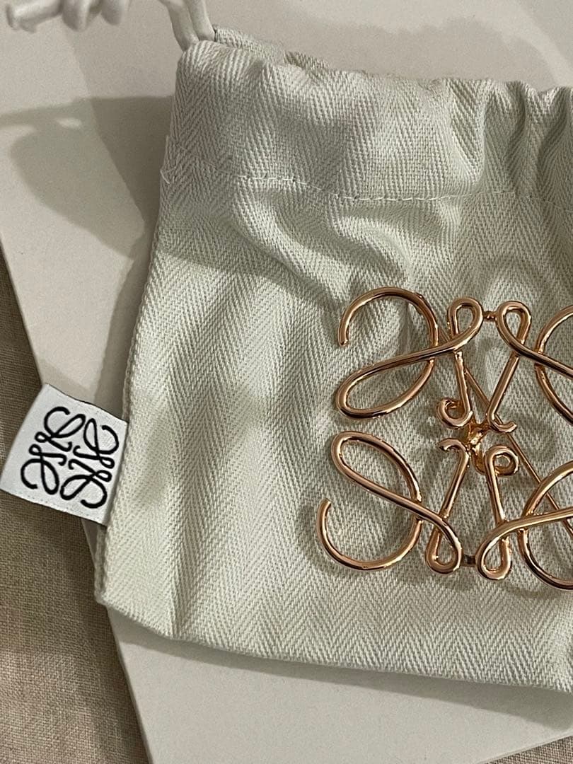 ロエベLOEWEアナグラムブローチピンクゴールド新品に近い美品