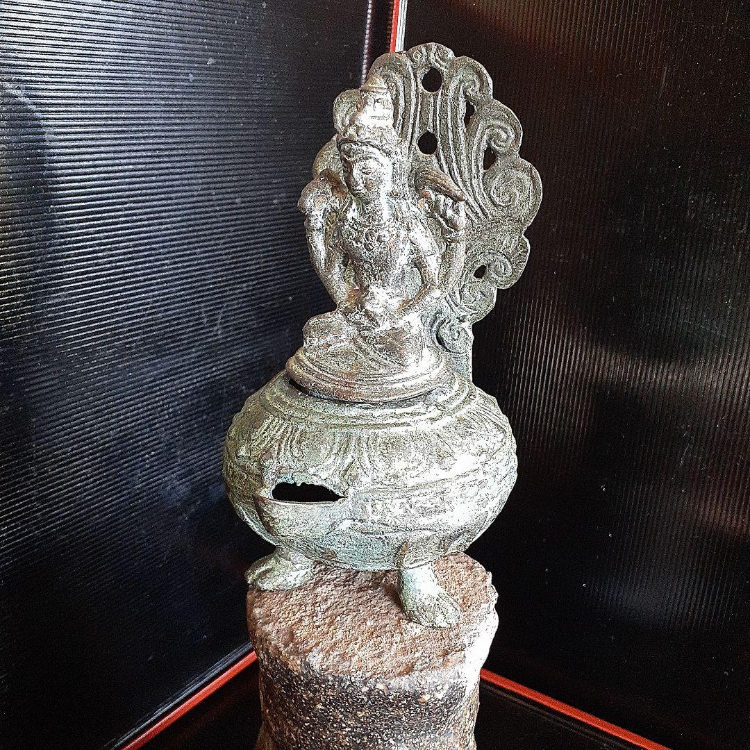 古銅ヴィシュヌ像寺院の石油ランプ土台付き