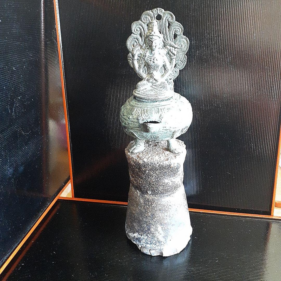 古銅ヴィシュヌ像寺院の石油ランプ土台付き